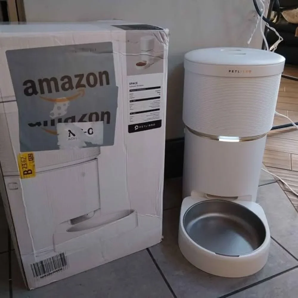 Petlibro Space Automatic pet feeder and vacuum-sealed food storage